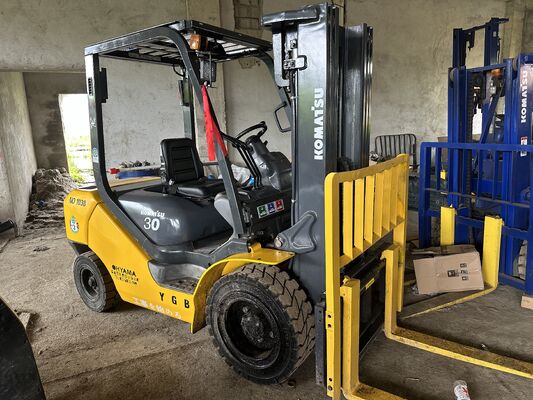 Original Japan Used 3 Tons Komatsu Forklift With 3 Stages 4.5 Meters Lift Height