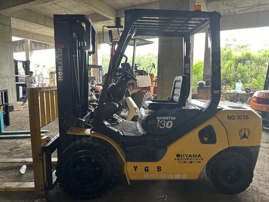 Original Japan Used 3 Tons Komatsu Forklift With 3 Stages 4.5 Meters Lift Height